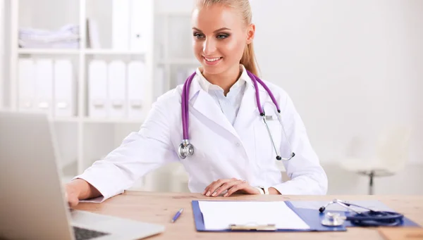 Portrait of young woman doctor with white coat standing in hospital — Stock Photo, Image