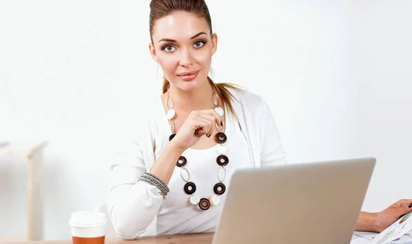 Portrait d'une femme d'affaires assise au bureau avec un ordinateur portable — Photo