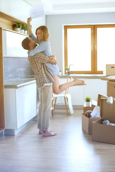 Retrato de una joven pareja mudándose a un nuevo hogar. Pareja joven — Foto de Stock