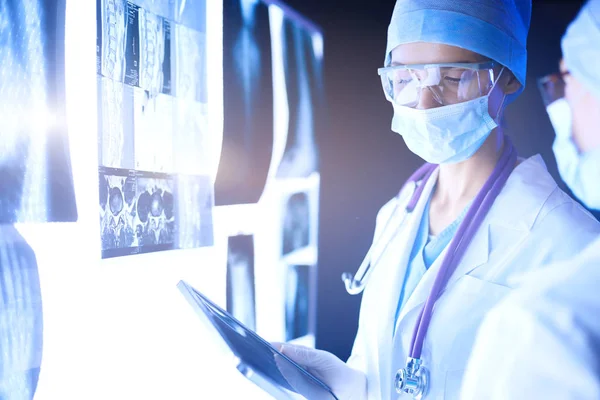 Dos mujeres médicas que miran rayos X en un hospital. — Foto de Stock