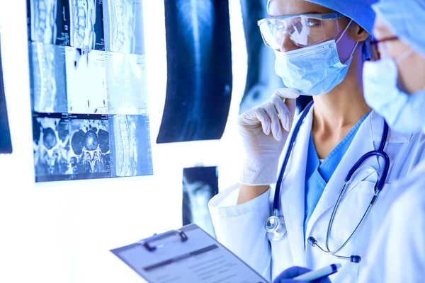 Dos mujeres médicas que miran rayos X en un hospital. — Foto de Stock