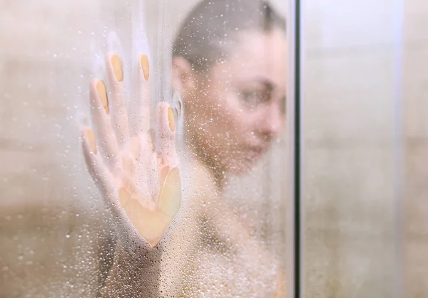 Junge schöne Frau unter der Dusche im Badezimmer. — Stockfoto