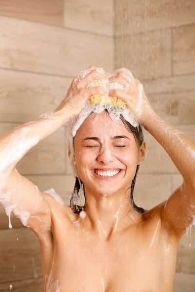 Young beautyful woman under shower in bathroom. — Stock Photo, Image