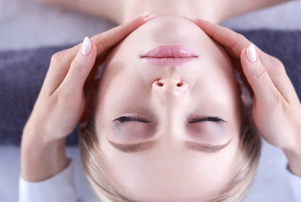 Jeune femme allongée sur une table de massage, relaxante les yeux fermés. Femme. Salon de spa — Photo