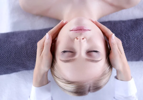 Jeune femme allongée sur une table de massage, relaxante les yeux fermés. Femme. Salon de spa — Photo