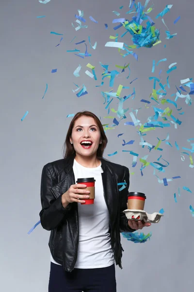 Hermosa mujer feliz con café en la fiesta de celebración con confeti. Cumpleaños o Nochevieja celebrando el concepto —  Fotos de Stock