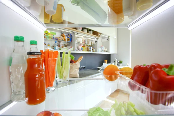 Abra o refrigerador com frutas frescas e vegetais. Abra a geladeira — Fotografia de Stock