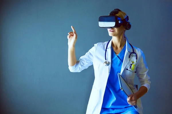 Médecin féminin portant des lunettes de réalité virtuelle isolées sur fond blanc. — Photo