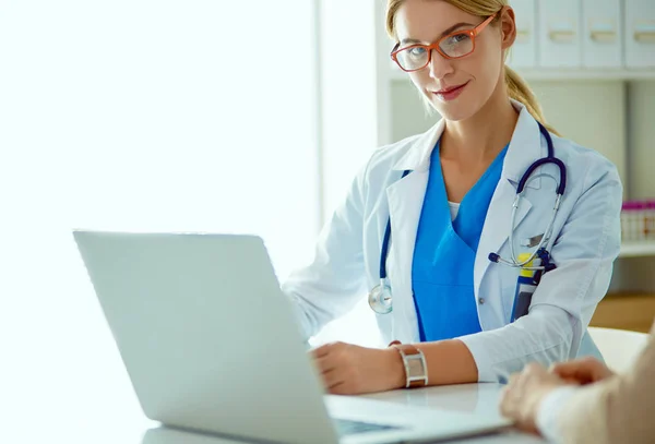 Doctor y pareja de pacientes están discutiendo algo, sentados en el escritorio. —  Fotos de Stock