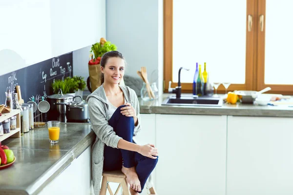 Kvinnan i köket. Matlagning i köket. — Stockfoto