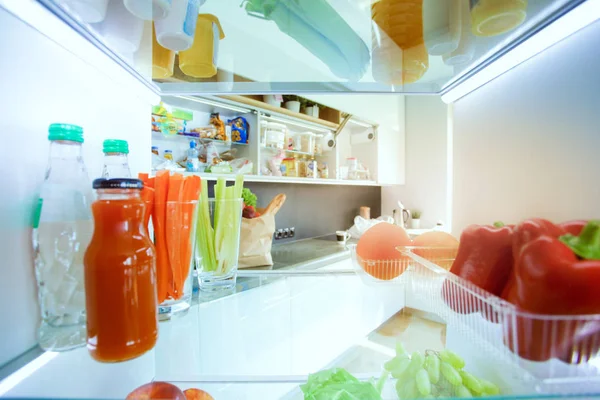 Открытый холодильник со свежими фруктами и овощами. Открытый холодильник — стоковое фото