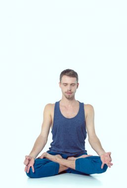 Beyaz arka plan üzerinde egzersiz yapan yetişkin erkek