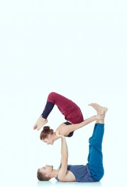 Genç atletik çift pratik acroyoga. Çiftinde Dengeleme