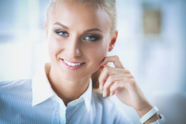 Ofiste dizüstü bilgisayarı olan çekici bir iş kadını.