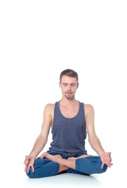 Beyaz arka plan üzerinde egzersiz yapan yetişkin erkek