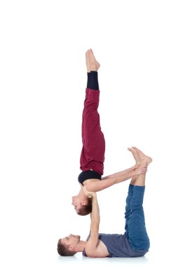 Genç atletik çift pratik acroyoga. Çiftinde Dengeleme