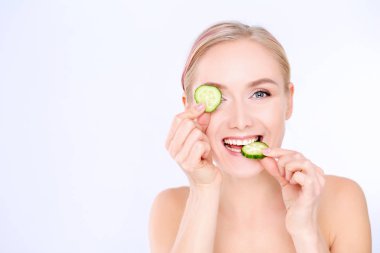 Beyaz zemin üzerine salatalık dilimleri ile genç güzel kadın