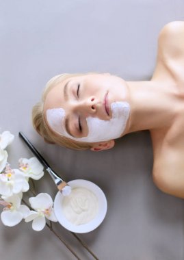 Yüz maskesi. Güzel genç kız Spa, makyajcısı kadın yüz maskesi uygulama