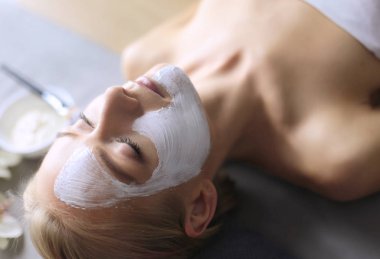 Yüz maskesi. Güzel genç kız Spa, makyajcısı kadın yüz maskesi uygulama