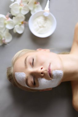 Yüz maskesi. Güzel genç kız Spa, makyajcısı kadın yüz maskesi uygulama