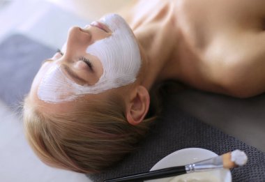 Yüz maskesi. Güzel genç kız Spa, makyajcısı kadın yüz maskesi uygulama