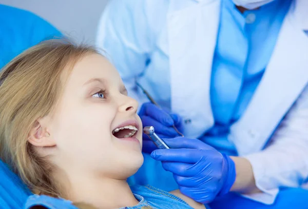 Little girl sitting in the dentists office — Stock Photo, Image