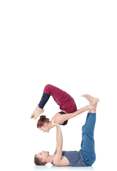 Pasangan atletik muda berlatih akroyoga. Menyeimbangkan berpasangan — Stok Foto