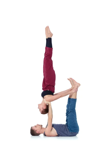 Unga athletic par praktiserande acroyoga. Balansera i par — Stockfoto