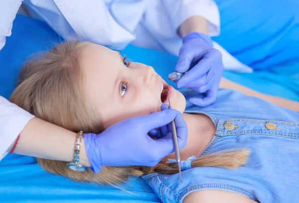 Niña sentada en el consultorio de dentistas — Foto de Stock