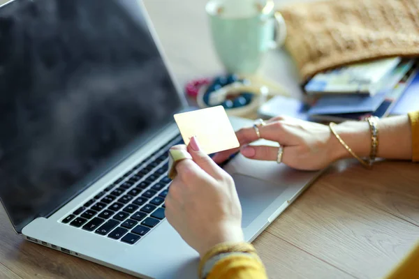 Mujer joven con tarjeta de crédito y el uso de ordenador portátil. Concepto de compras online — Foto de Stock