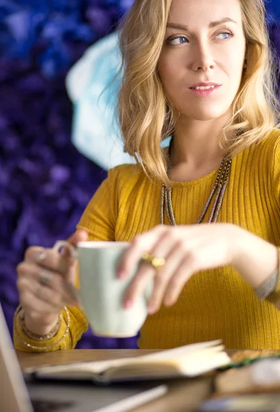 Jeune femme en pause café ou profiter de la pause café, Utilisation d'un ordinateur portable — Photo