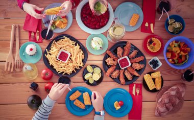 İnsanlar içecekler yemek masasında otururken. Masaya yiyecek. Masaya yiyecek. İnsanlar hızlı yemek yemek.