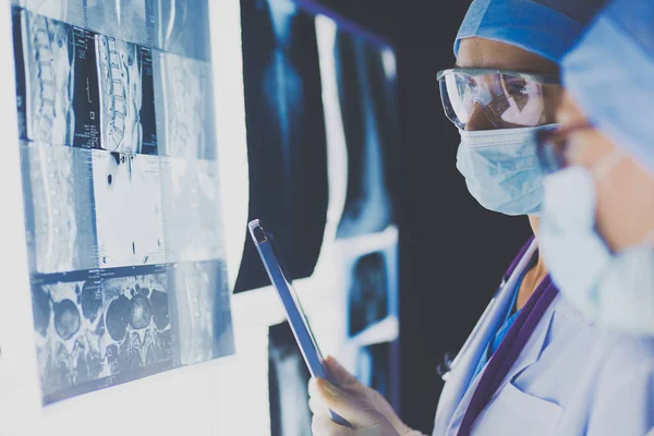 Deux femmes médecins qui regardent des radios dans un hôpital. — Photo