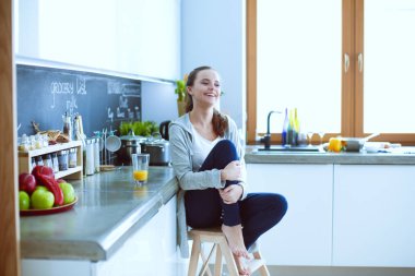 Mutfaktaki kadın. Mutfakta yemek yapmak..