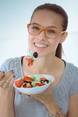 Sağlıklı yemek yiyen güzel bir kız. Güzel kız.