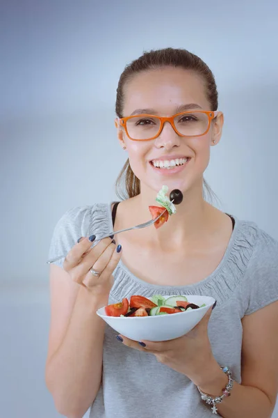 Una chica hermosa comiendo comida saludable. Hermosa chica — Foto de Stock