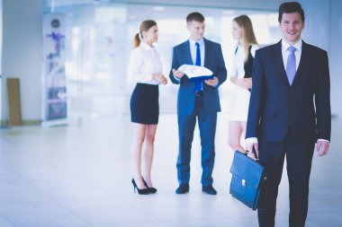 Toplantı sırasında dizüstü bilgisayarla sunum yapan bir grup iş adamı