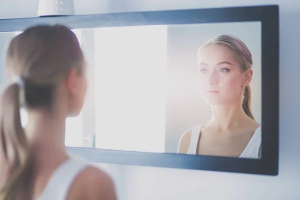 Fiatal, gyönyörű, egészséges nő arca és tükörképe a tükörben — Stock Fotó