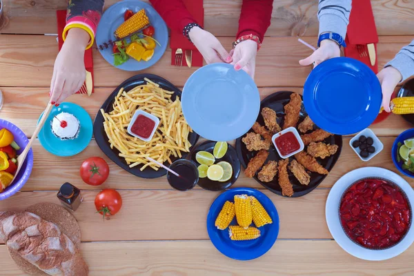 Üç kadın bir masada birlikte oturan