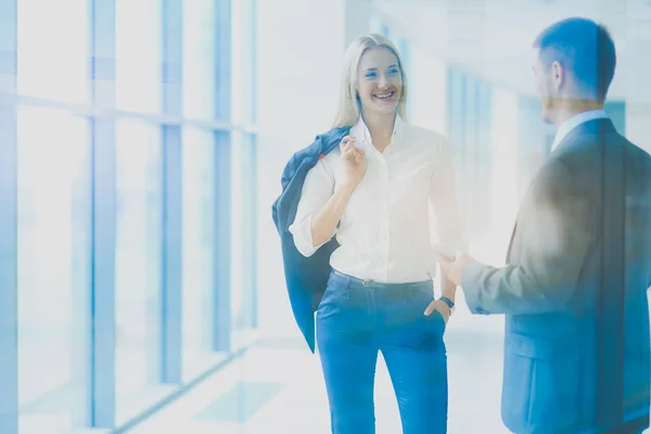 Businesspeople walking in the corridor of an business center — Stock Photo, Image