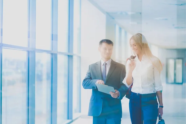 Ondernemers lopen in de gang van een business center — Stockfoto