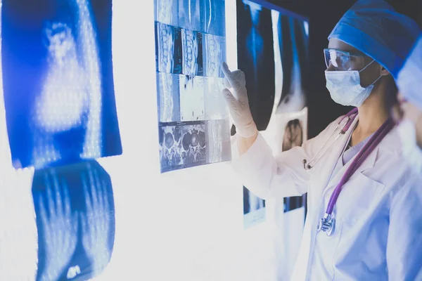 Дві жінки-медики, які дивляться на рентгенівські промені в лікарні — стокове фото