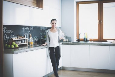 mutlu kadın evde Mutfakta çay içme