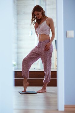 Banyo üzerinde duran genç kadın