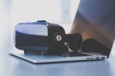 Sanal gerçeklik dizüstü bilgisayar ile masa üzerinde koruyucu gözlük