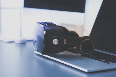 Sanal gerçeklik dizüstü bilgisayar ile masa üzerinde koruyucu gözlük