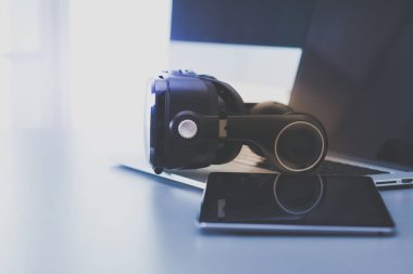 Sanal gerçeklik dizüstü bilgisayar ile masa üzerinde koruyucu gözlük