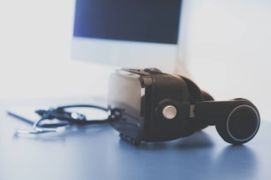 Sanal gerçeklik dizüstü bilgisayar ile masa üzerinde koruyucu gözlük