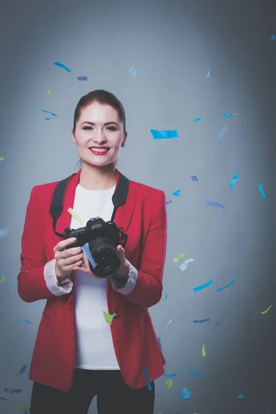 Schöne glückliche Frau bei Feier mit Konfetti. Geburtstag oder Silvester feiern Konzept — Stockfoto