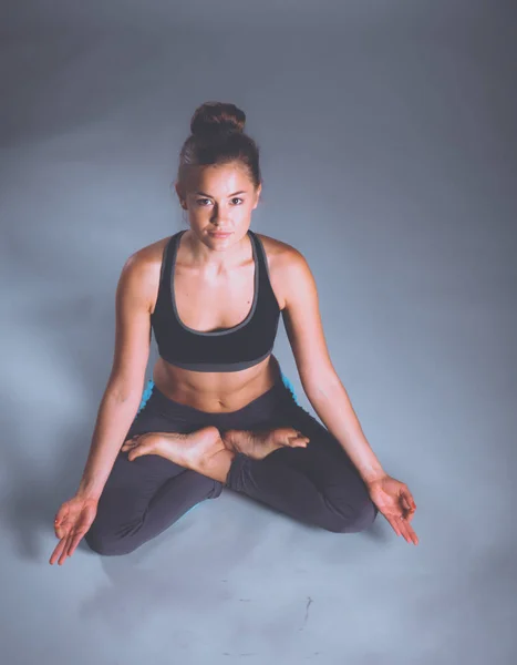 Retrato de chica deportiva haciendo ejercicio de estiramiento de yoga — Foto de Stock